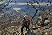 03 Sul sentiero impegnativo Silvia in salita al Monte San Martino spettacolare vista su Lecco, i suoi laghi, i suoi monti